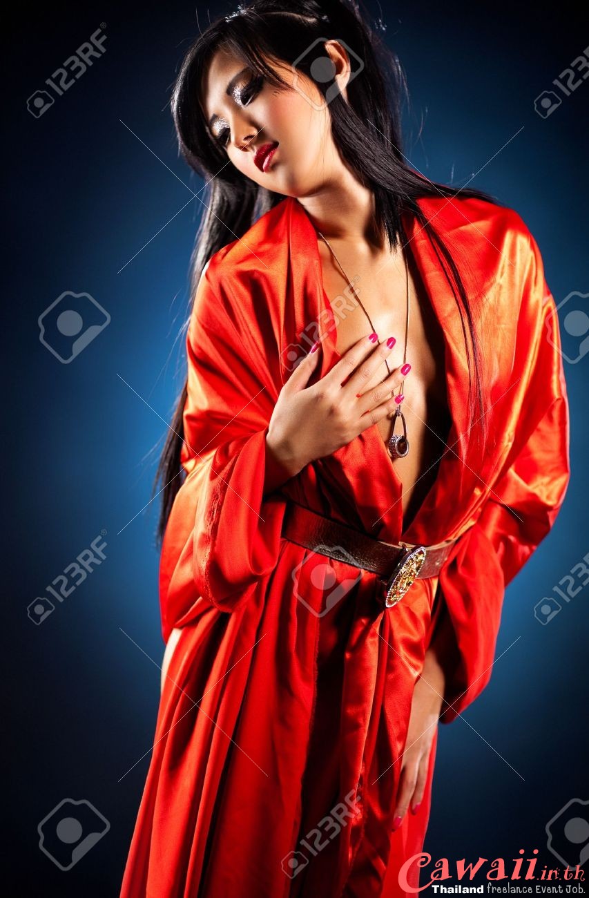 6809038-sexy-japanese-woman-on-red-kimono-.jpg
